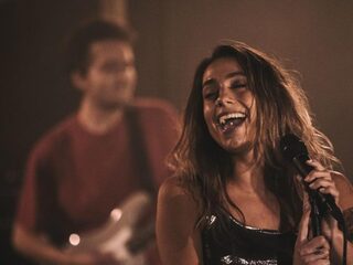 Nona schittert live tijdens optreden in Muziekcafé