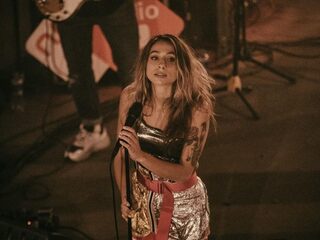 Nona laat ondanks kiespijn live-versie van Don't Cry Me A River horen