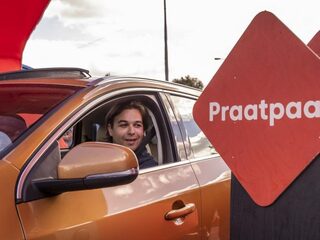 Veel bezoekers bij de praatpaal op dag 1 van de Collecte Drive-in