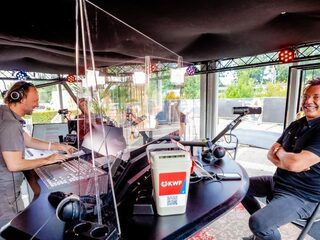 Gerard Joling zorgt voor ticket to the tropische temperaturen in studio