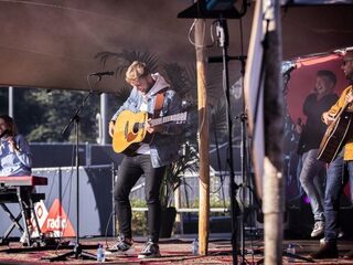 Suzan & Freek en Snelle verrassen Rozelie met mini-concert