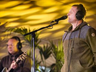 Racoon ontroert Lyanne tijdens een intieme livesessie