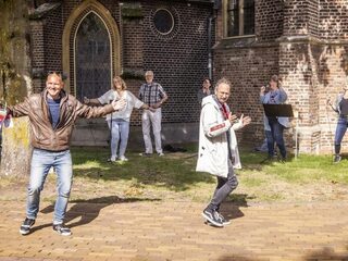 Wouter en Frank collecteren in Varsseveld samen met zanggezelschap