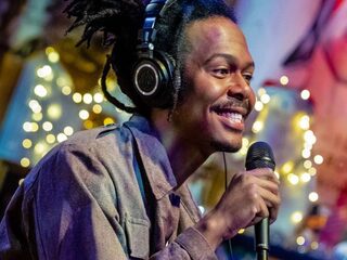 Jeangu Macrooy op bezoek en pakt TopSong met songfestivallied