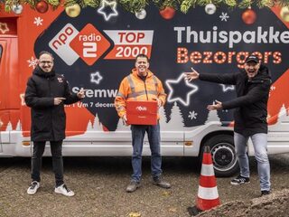Wouter en Frank brengen de eerste Top 2000 Thuispakketten rond