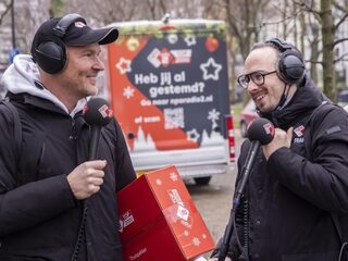Wouter en Frank verrassen André Kuipers met Top 2000 Thuispakket