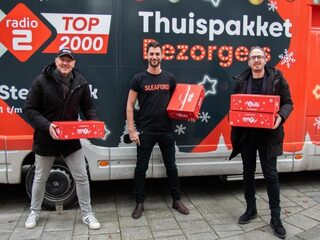 Wouter en Frank maken First Dates-barman Victor blij met een Top 2000 Thuispakket
