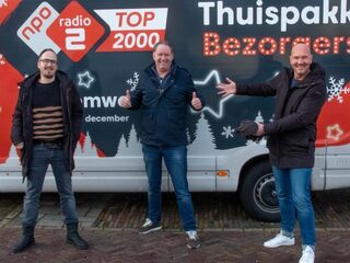 Wouter en Frank brengen een Top 2000 Thuispakket naar Piet Paulusma