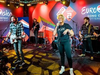 Bökkers en Bo Duyn eren Ik Zie Een Ster-zanger met cover