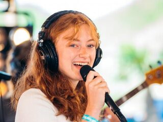 Froukje speelt zwoele pophits op het strand van Brouwersdam