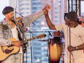 Alain Clark en vader komen samen voor Father And Friend