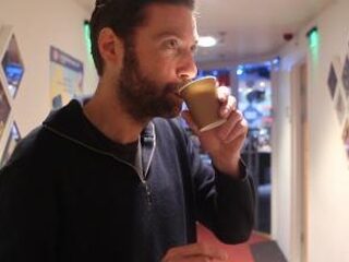Timur haalt koffie terwijl luisteraars de show overnemen