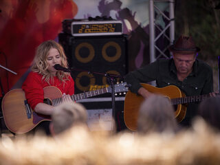 Ilse DeLange - 'Lay Your Weapons Down' live op Tuckerville