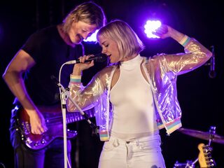 Inge van Calkar speelt 'River' live