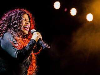 Chaka Khan krijgt de voeten van de vloer met 'Ain't Nobody'