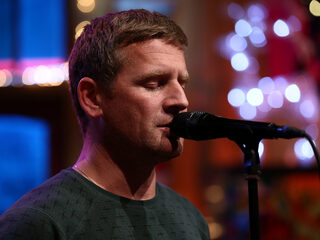 Racoon emotioneert met cover 'Hurt' van Johnny Cash