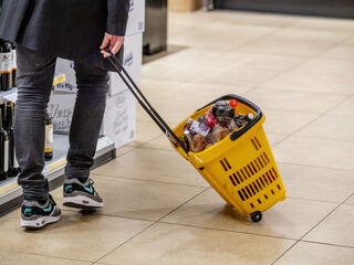 Laura en Esther doen gratis corona-boodschappen voor ouderen