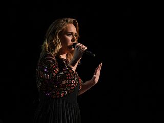 Manager Adele: 'Nieuwe muziek op komst'