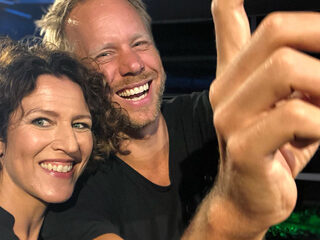 Diggy Dex doet 'De Zon Op' live