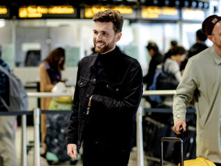 Duncan Laurence zwaait Nederland uit op Schiphol