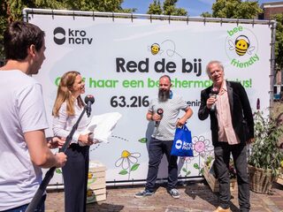 Stefan reist met 63.216 handtekeningen naar het Binnenhof om de bij te redden