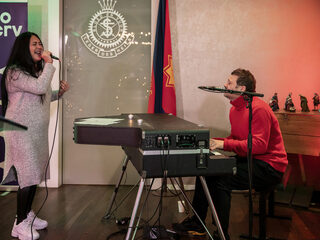 Grace en Novastar met 'Never Back Down'