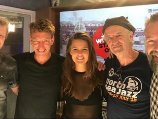 Wie staat er bij de deurbel? Vintage Future & Mell!