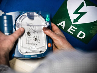 Hartenkreet van Arnoud zorgt voor AED's op elk NS-station