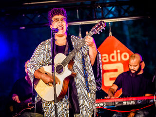 Brittany Howard speelt 'Stay High' live op de Collectecamping
