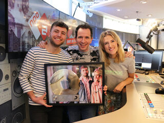 Bart ontvangt platina plaat van Suzan & Freek