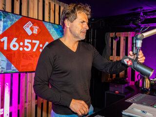 Toine van Peperstraten stemt voor de NPO Radio 2 Top 2000