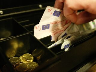 Waarom kun je bijna nergens 5-eurobiljetten pinnen?