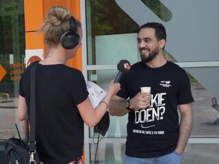 Annemieke ‘Doet een Bakkie’ met Khaled en Achmed voor Wereldvluchtelingdag