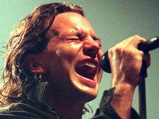 Eddie Vedder stagedivend in een Tivoli-shirt op Pinkpop 1992