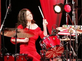 Een ode aan de eenvoudige drumstijl van Meg van The White Stripes