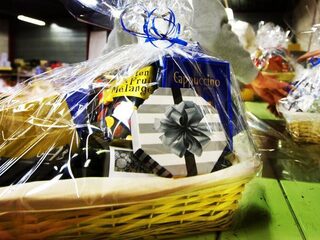 Jongeren maken kerstpakketten voor minderbedeelde gezinnen