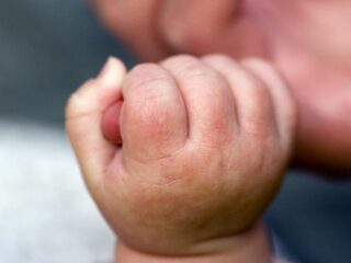 Een liedje voor baby Abel die tijdens de coronacrisis is geboren