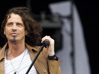 Luister naar Chris Cornells cover van 'Patience' van Guns N' Roses