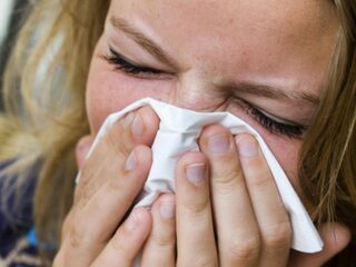 Waarom niezen sommige mensen zo hard?