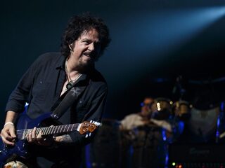 Beluister nieuw nummer 'Spanish Sea' van Toto