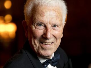 De baron uit Bassie & Adriaan wordt 's nachts gebeld voor 'drommels'