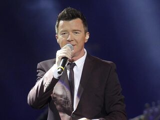 Rick Astley geeft gratis concert voor Britse zorgverleners