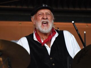 Mick Fleetwood kan alle kanten op in zijn drumwerk
