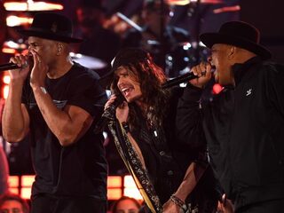 Run-DMC treedt op met Aerosmith tijdens Grammy's
