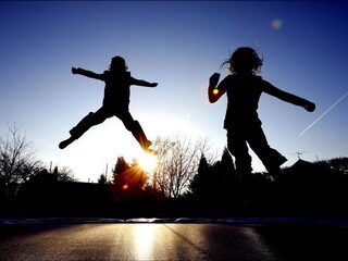 Tim (9) krijgt een nieuwe trampoline na storm