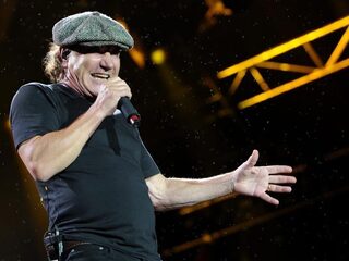 Brian Johnson live met Muse in 2017