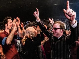 The Kik vertaalt bekende songfestivalnummers naar het Nederlands