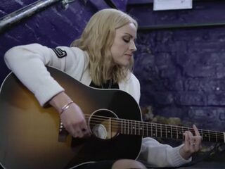 Amy MacDonald laat akoestische versie van 'This Is The Life' horen