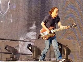 Angus Young onherkenbaar bij Guns 'N Roses in Nijmegen