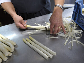 In Woubrugge haal je vanaf nu asperges uit de muur